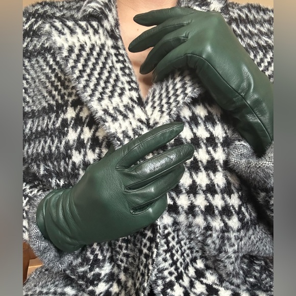 Emerald Evening Gloves - Picture 3 of 14